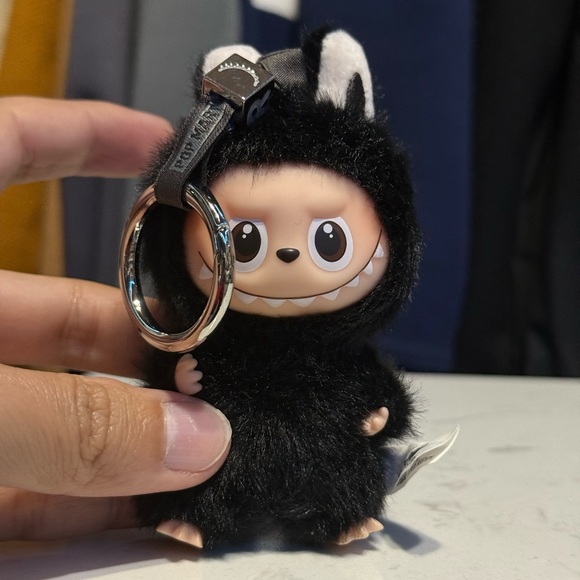 Labubu Letter R pin for love! - Picture 3 of 8